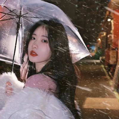 随盲柳入眠的女人